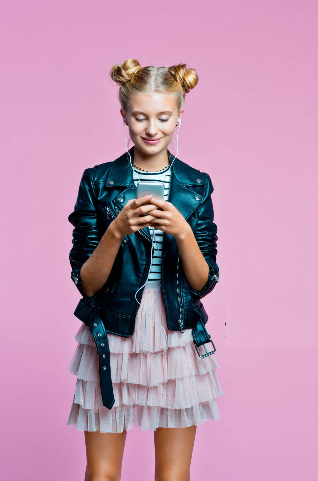 Mulher usando o celular